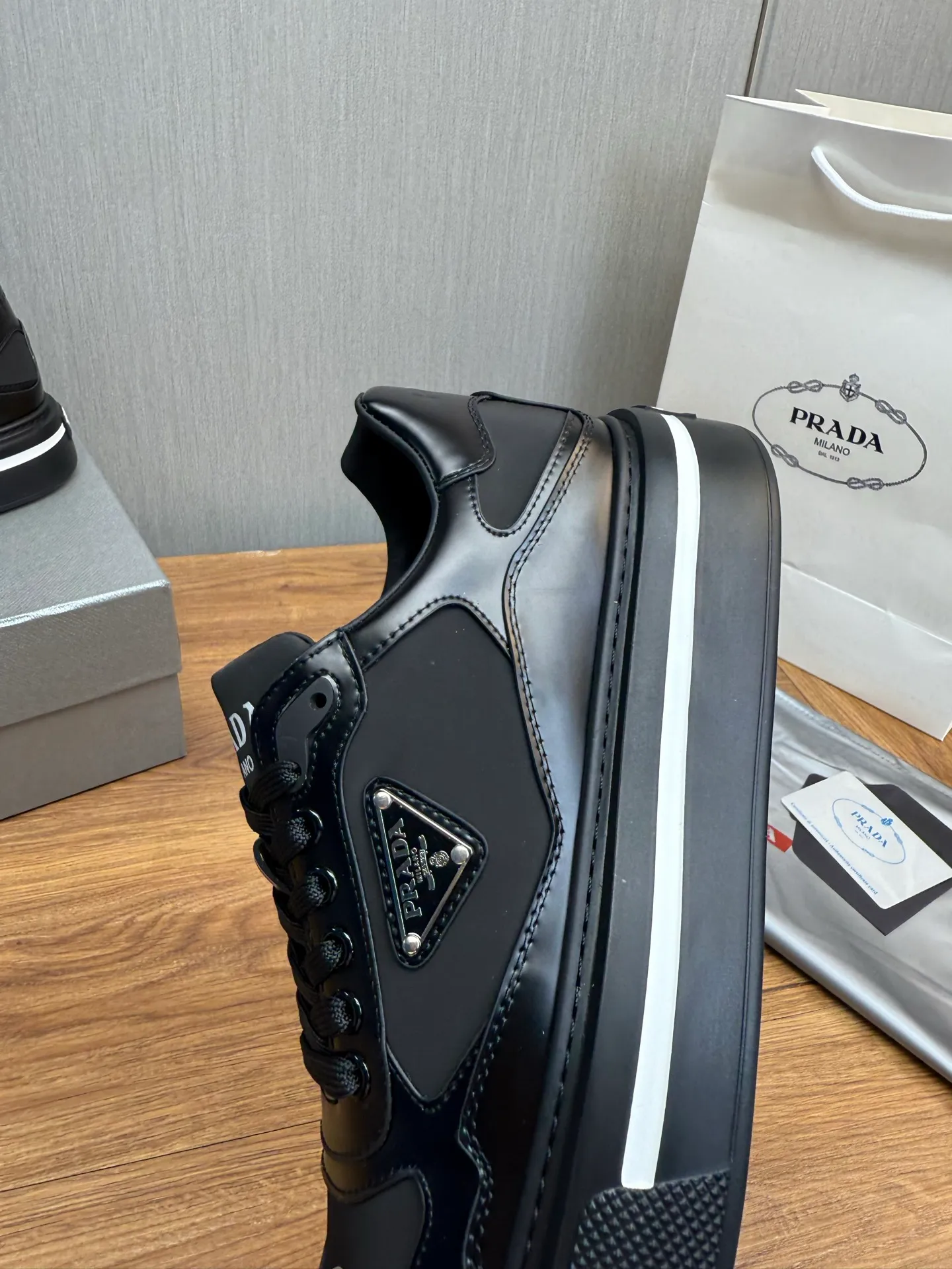 Men's shoes 💰580💰 [PRADA] Hot-selling men's shoes shipped 👏Official website synchronized ⬆️ Original cowhide fabric + cowhide lining, cowhide feet 🐮 1:1 shipment ✔️Original original sole, 38-45 (45. Customized, non-refundable)